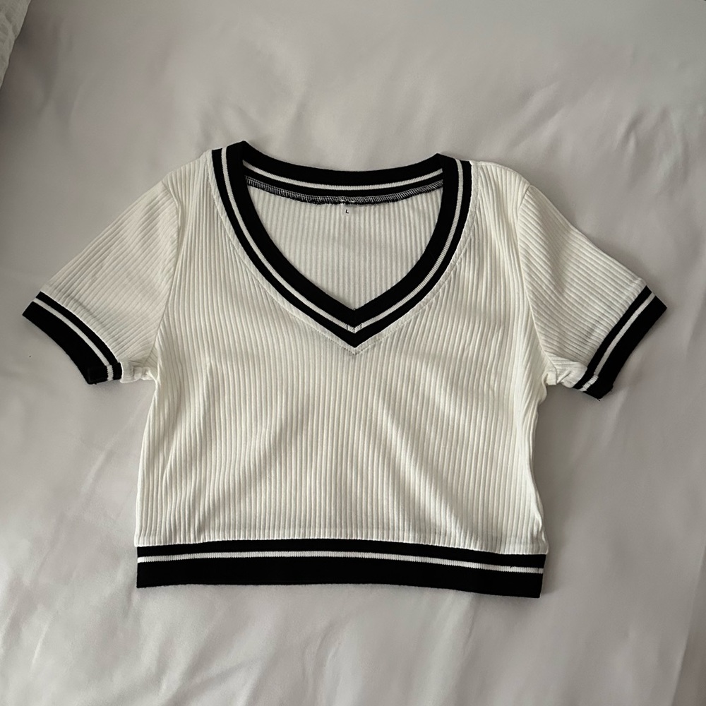 Black Contrast Trim Cropped Tee (size L)